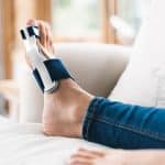 pa-Aircast-82-05_ActyToe-Night_Homme-pied-horizontal-canape-72dpi
